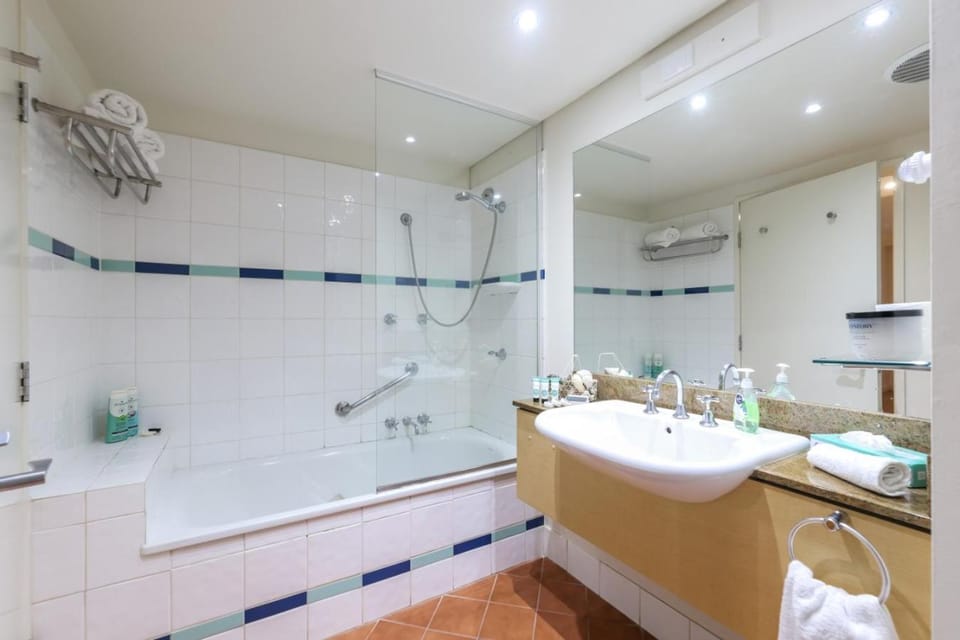 Resort Escape King Bed Pool Balcony Apartment in Darwin