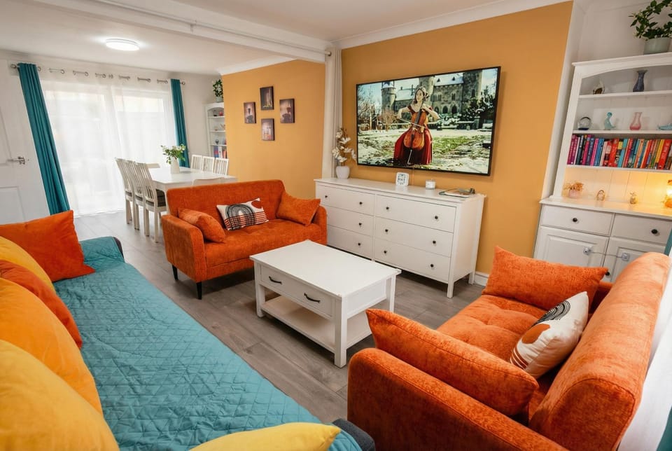 TV and multimedia, Seating area, Dining area