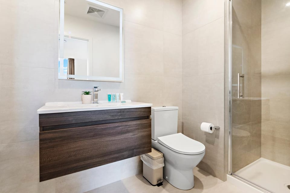 Shower, Toilet, Bathroom, towels