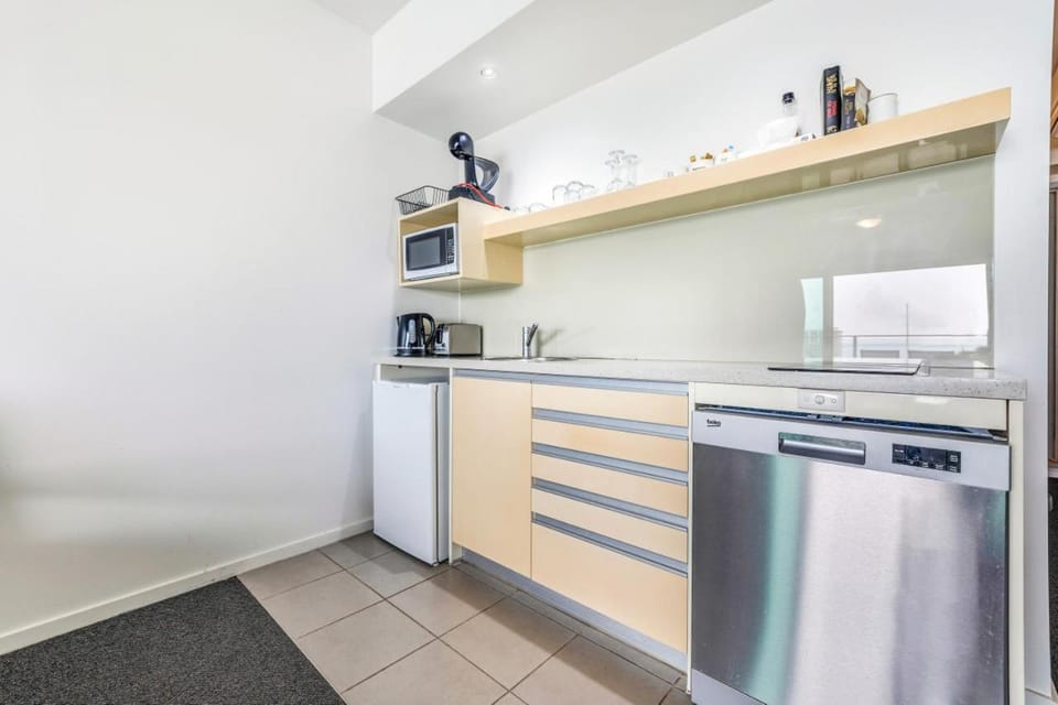 Kitchen or kitchenette, oven, toaster
