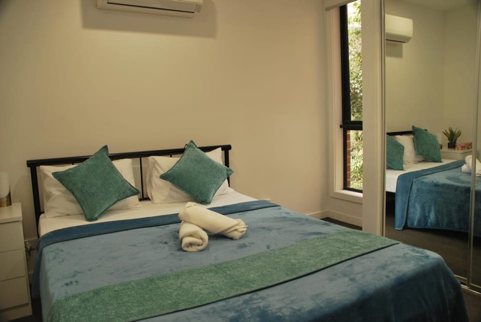 Bed, Bedroom, towels, air conditioner