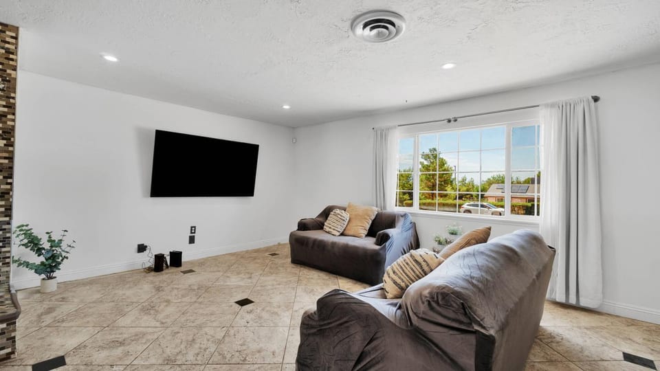 Communal lounge/ TV room, TV and multimedia, Living room, Seating area, Evening entertainment