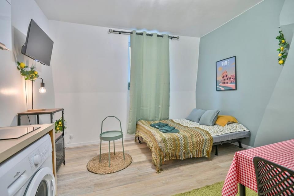 Bed, TV and multimedia, Living room, Photo of the whole room, Seating area, Bedroom