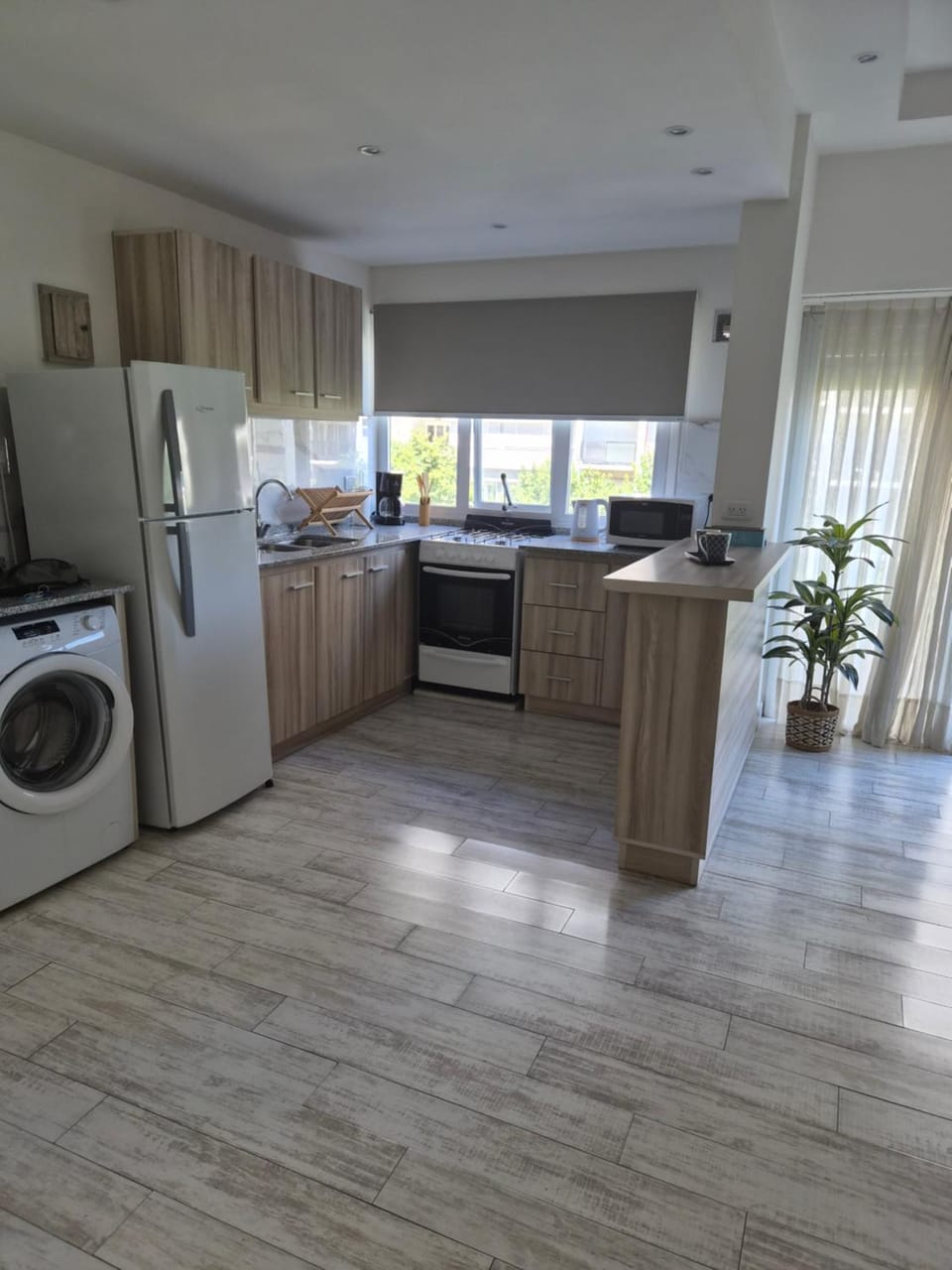 Kitchen or kitchenette, oven, toaster, washing machine
