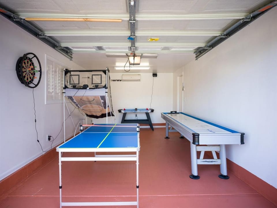 Fire Pit & Game Room 4 Beds Near Beach, LAX & SoFi House in Lawndale
