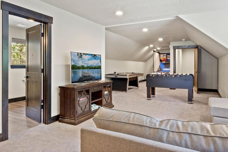 Communal lounge/ TV room, Game Room, TV and multimedia, Evening entertainment