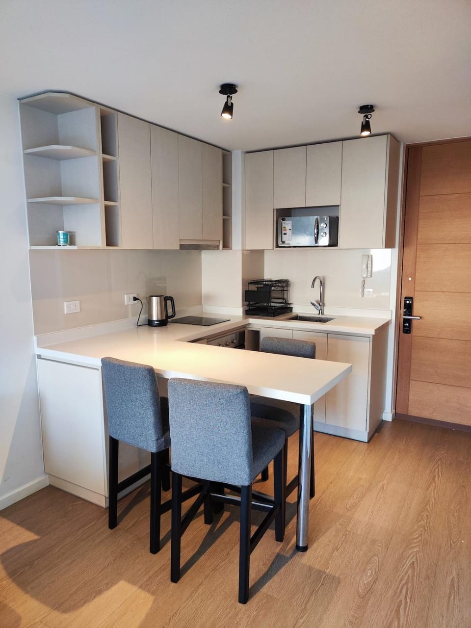 Kitchen or kitchenette, Dining area