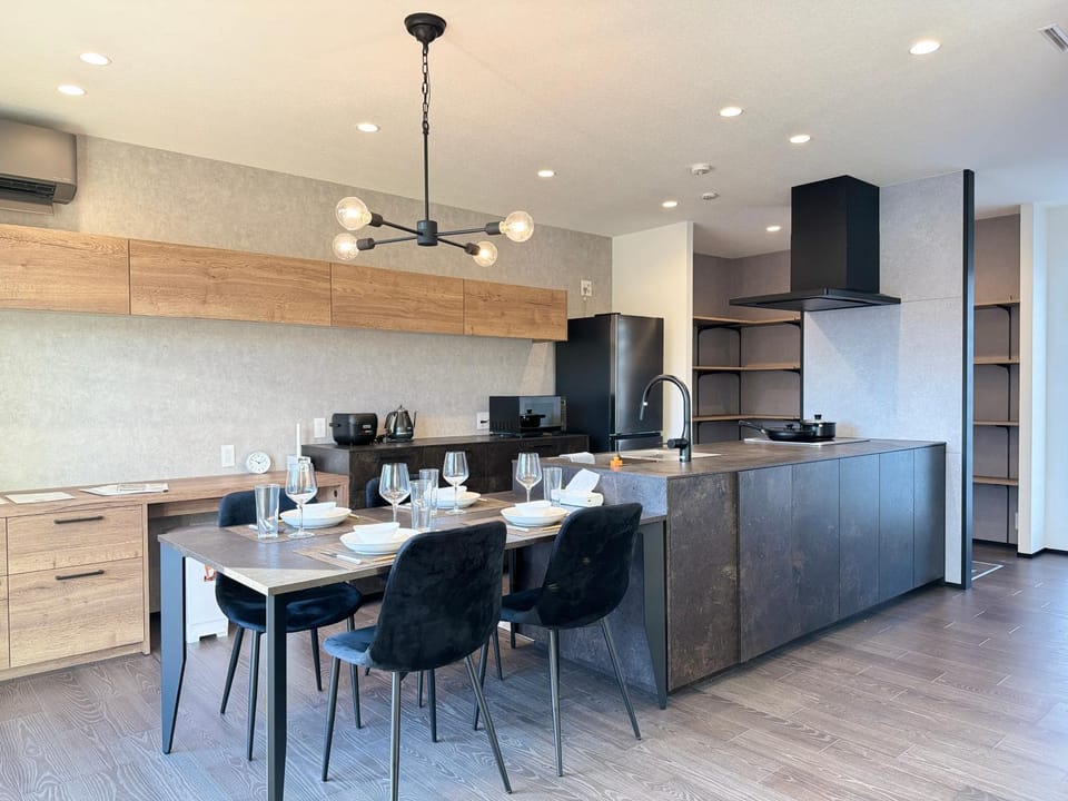 Coffee/tea facilities, Kitchen or kitchenette, Dining area, minibar