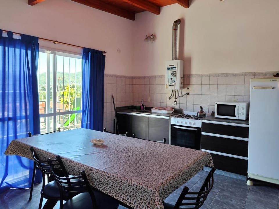 Kitchen or kitchenette, Dining area, microwave