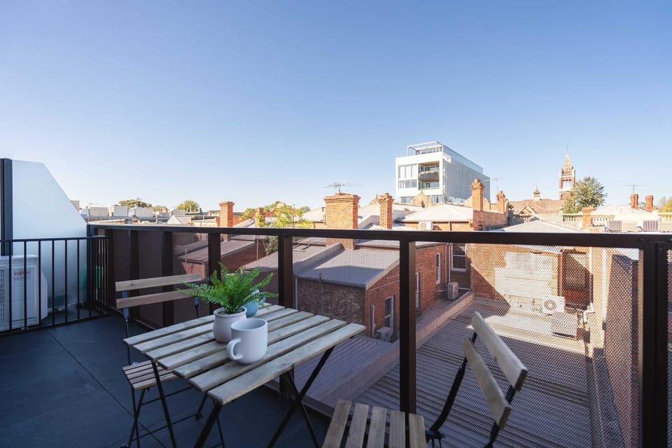 Modern 2BR Apartment with Smart TV and Views Apartment in Melbourne