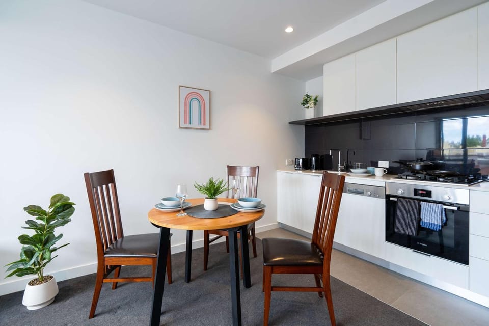 Coffee/tea facilities, Kitchen or kitchenette, Dining area, dishwasher, oven, stove, toaster