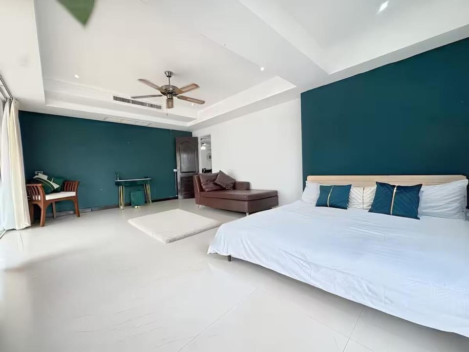 Bed, Photo of the whole room, Seating area, Bedroom