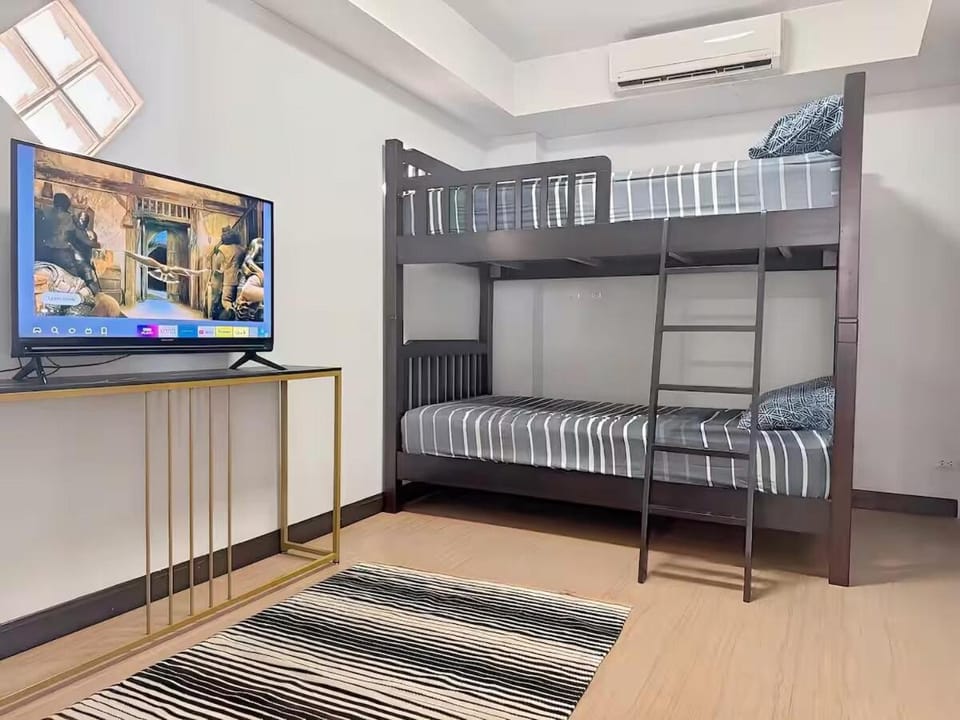 Bed, TV and multimedia, Photo of the whole room, Evening entertainment, Bedroom, bunk bed, air conditioner