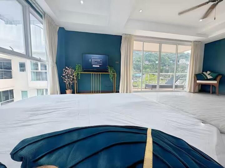Bed, TV and multimedia, Photo of the whole room, Bedroom