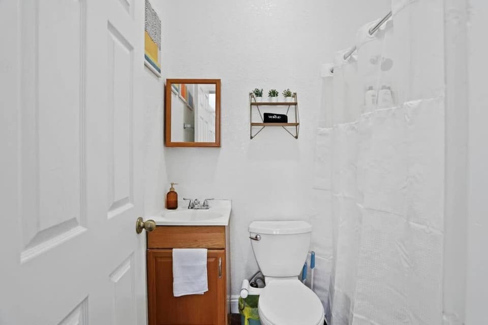 Cozy Upstairs Studio Near Downtown and the River Apartment in Sacramento