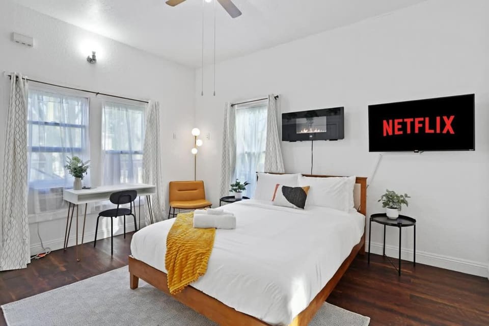Cozy Upstairs Studio Near Downtown and the River Apartment in Sacramento