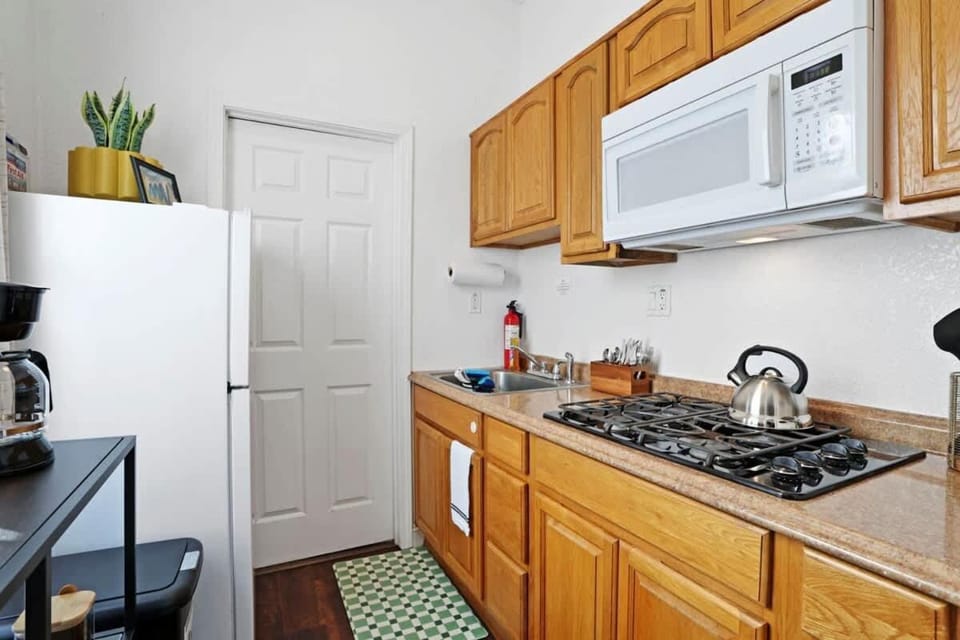 Cozy Upstairs Studio Near Downtown and the River Apartment in Sacramento