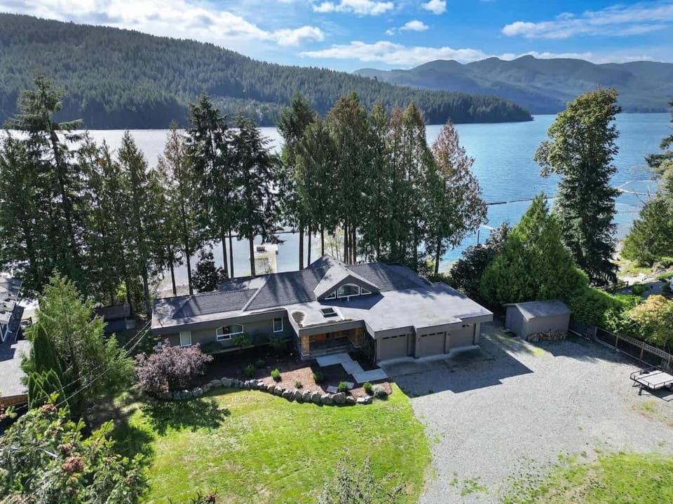 Cowichan Lake Manor by EMR Vacation Rentals House in Cowichan Valley
