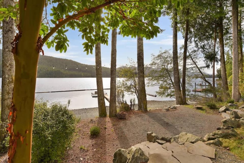 Cowichan Lake Manor by EMR Vacation Rentals House in Cowichan Valley