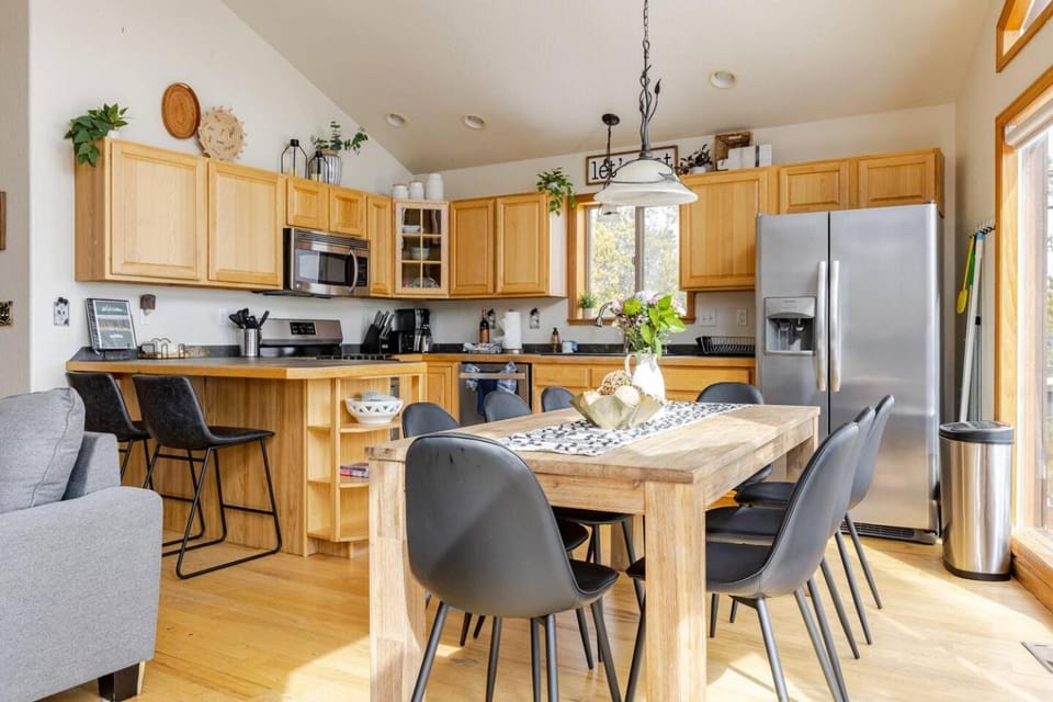 Kitchen or kitchenette, Dining area, dishwasher, oven, stove, toaster