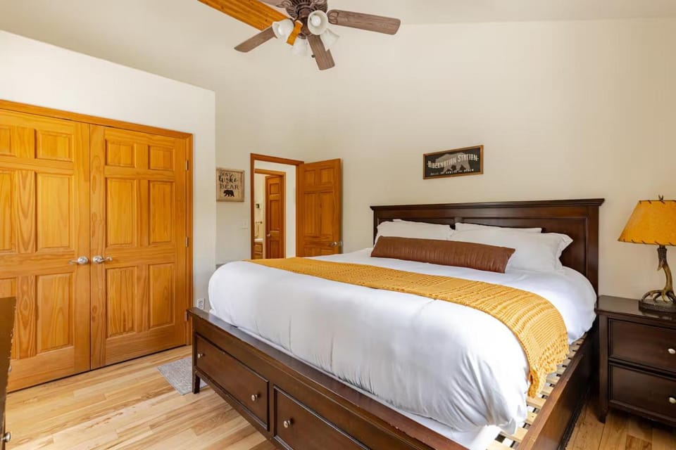 Bed, Photo of the whole room, Bedroom, cot, flat iron