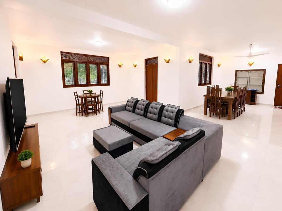 Facade/entrance, TV and multimedia, Living room, Seating area, Dining area, Evening entertainment