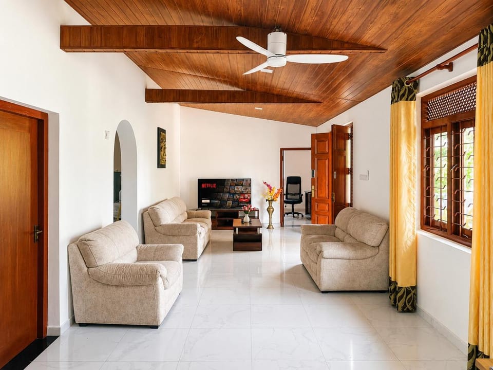 Facade/entrance, TV and multimedia, Living room, Entertainment