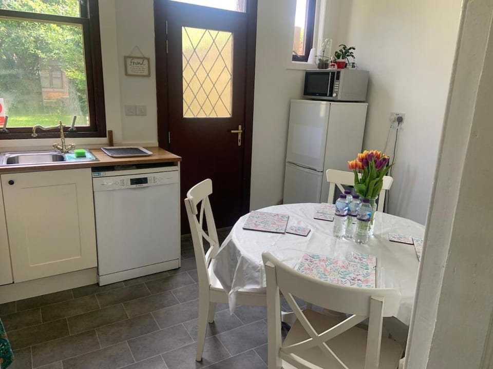 Holiday Home with free parking & 4min to Edinburgh Warverly House in Scotland