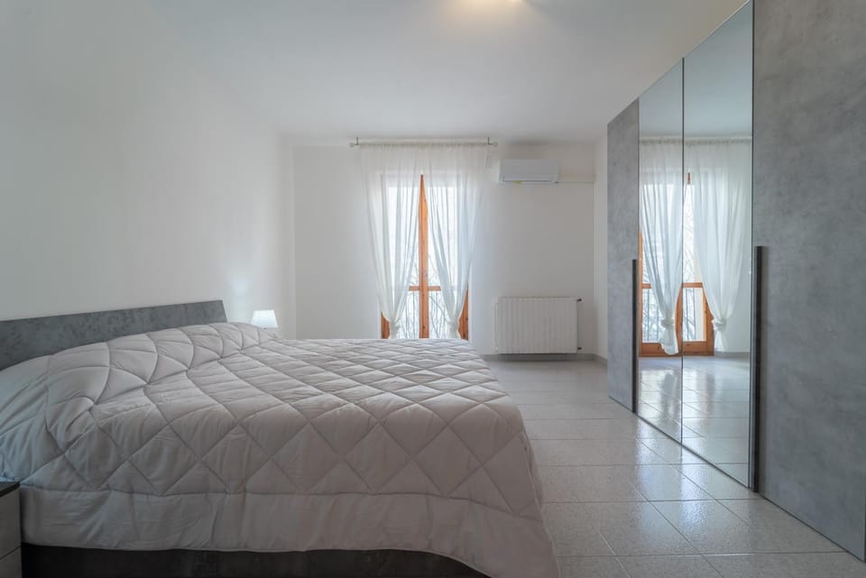 Bed, Photo of the whole room, Bedroom, air conditioner