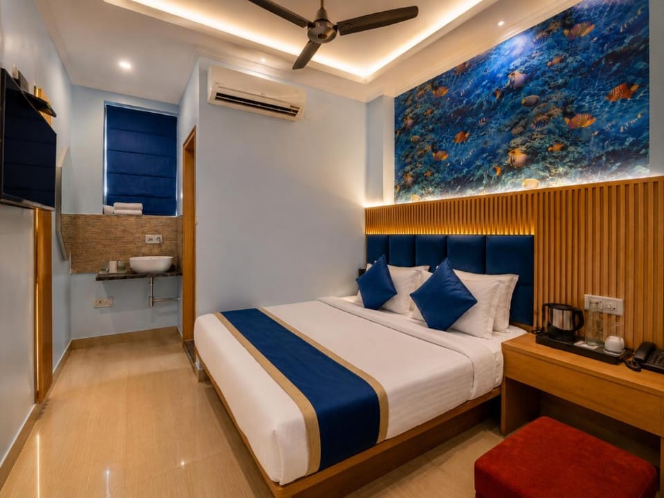 Bed, TV and multimedia, Photo of the whole room, Bedroom, minibar, air conditioner