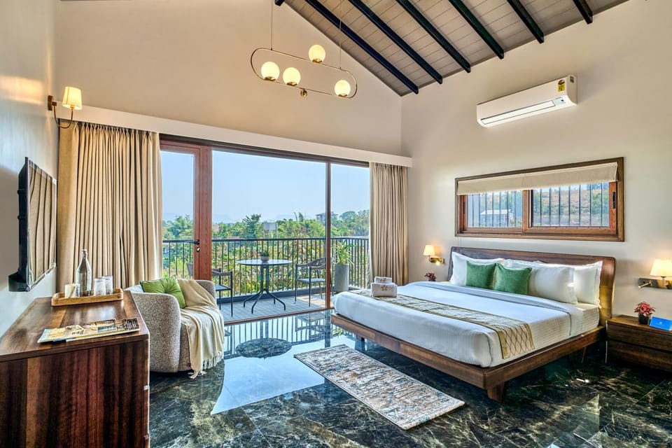 Bed, TV and multimedia, View (from property/room), Photo of the whole room, Seating area, Bedroom, towels