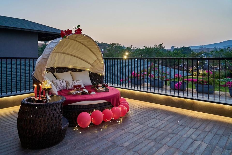 View (from property/room), Balcony/Terrace, Seating area, Mountain view