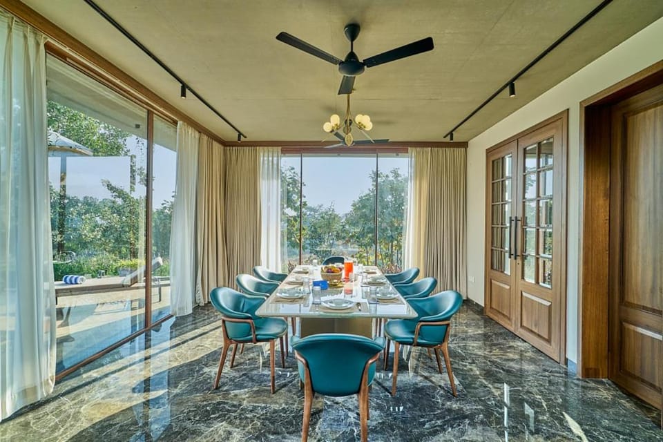 Food and drinks, Seating area, Dining area, Breakfast, Lunch, Dinner