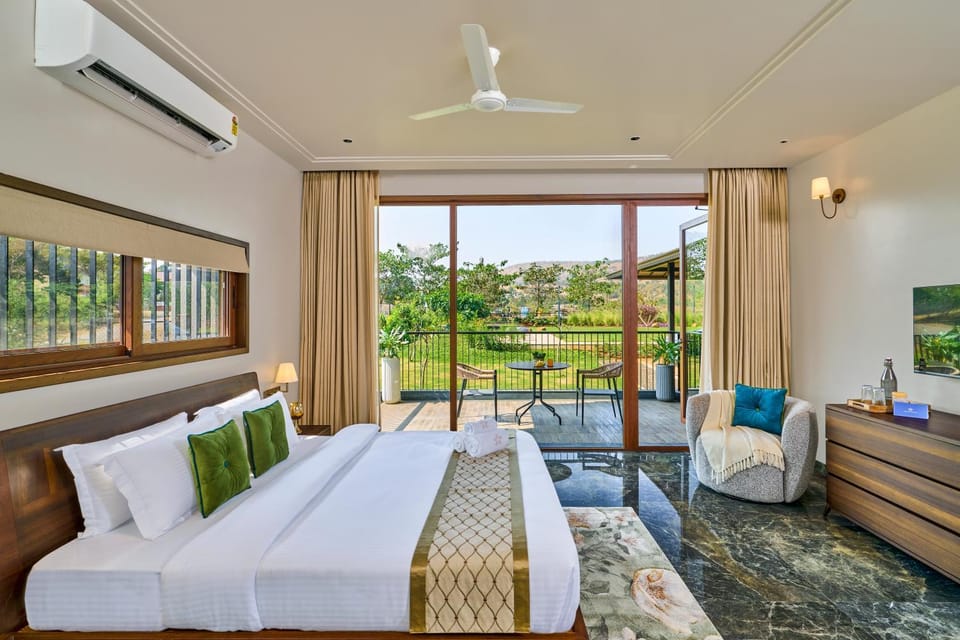 Bed, TV and multimedia, View (from property/room), Photo of the whole room, Seating area, Bedroom, towels, air conditioner