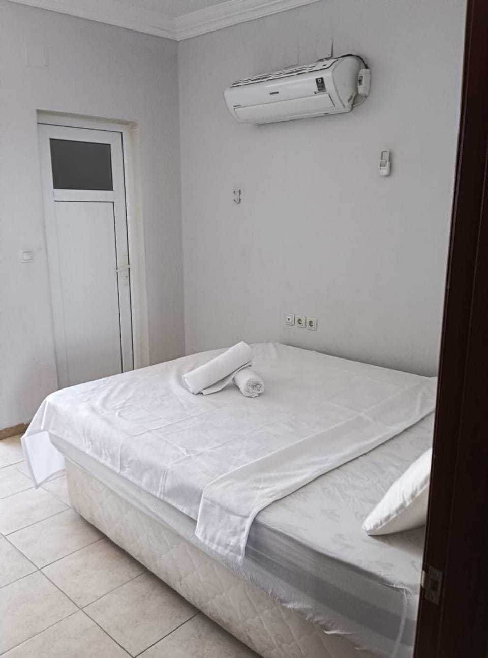 Bed, Photo of the whole room, Bedroom, towels, air conditioner