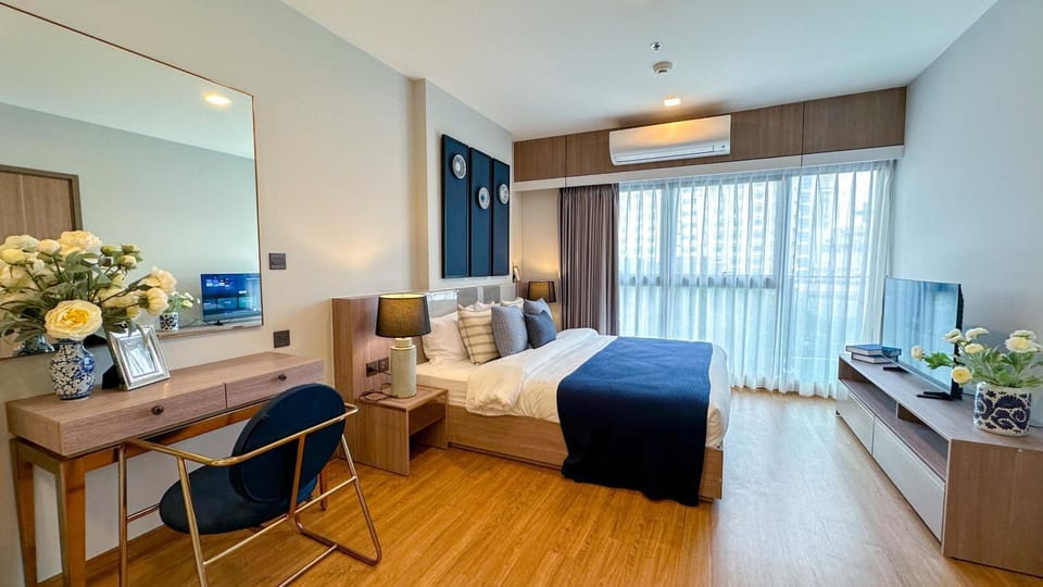 Photo of the whole room, Bedroom