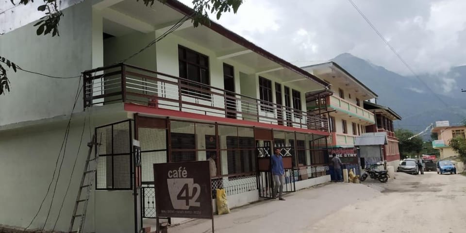 Property building, Day, Street view, Location, Parking