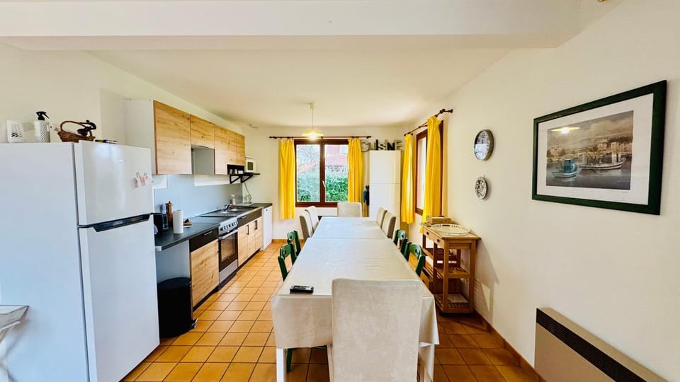 Kitchen or kitchenette, Dining area, oven, stove
