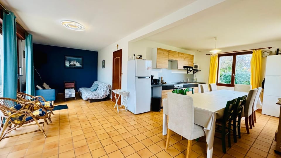 Living room, Seating area, Dining area, stove