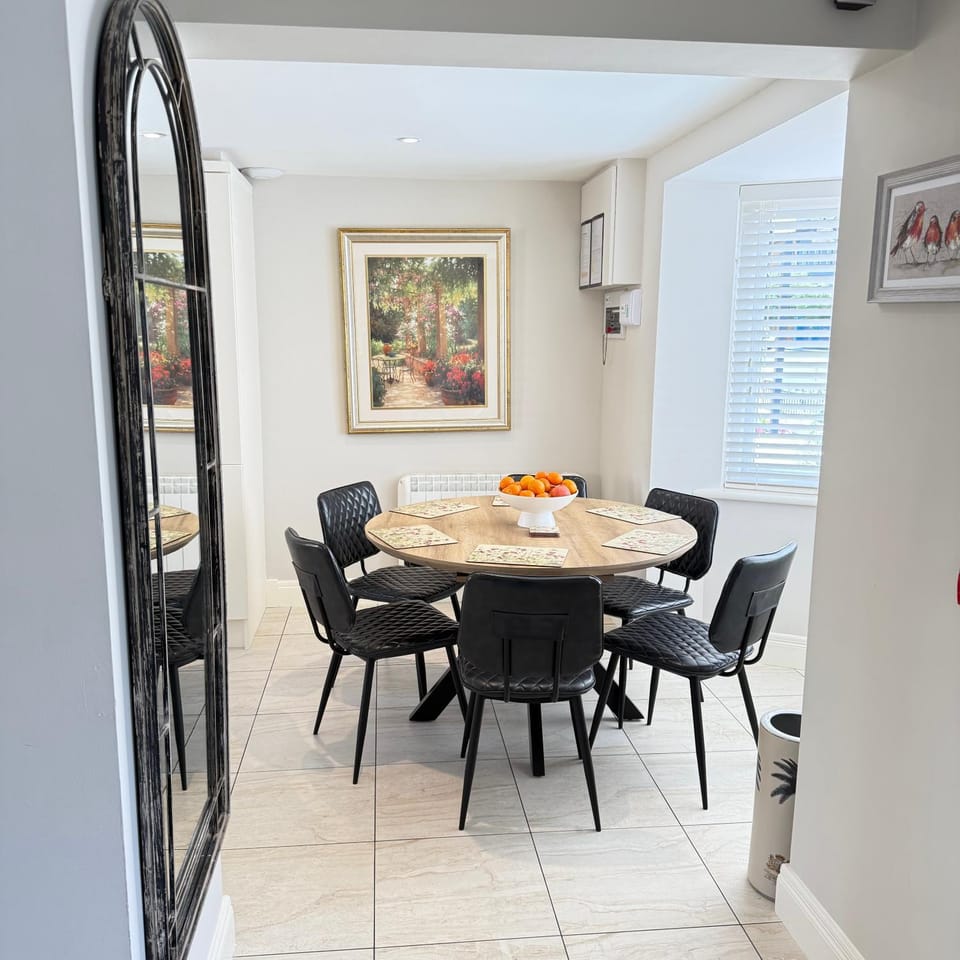 Seating area, Dining area