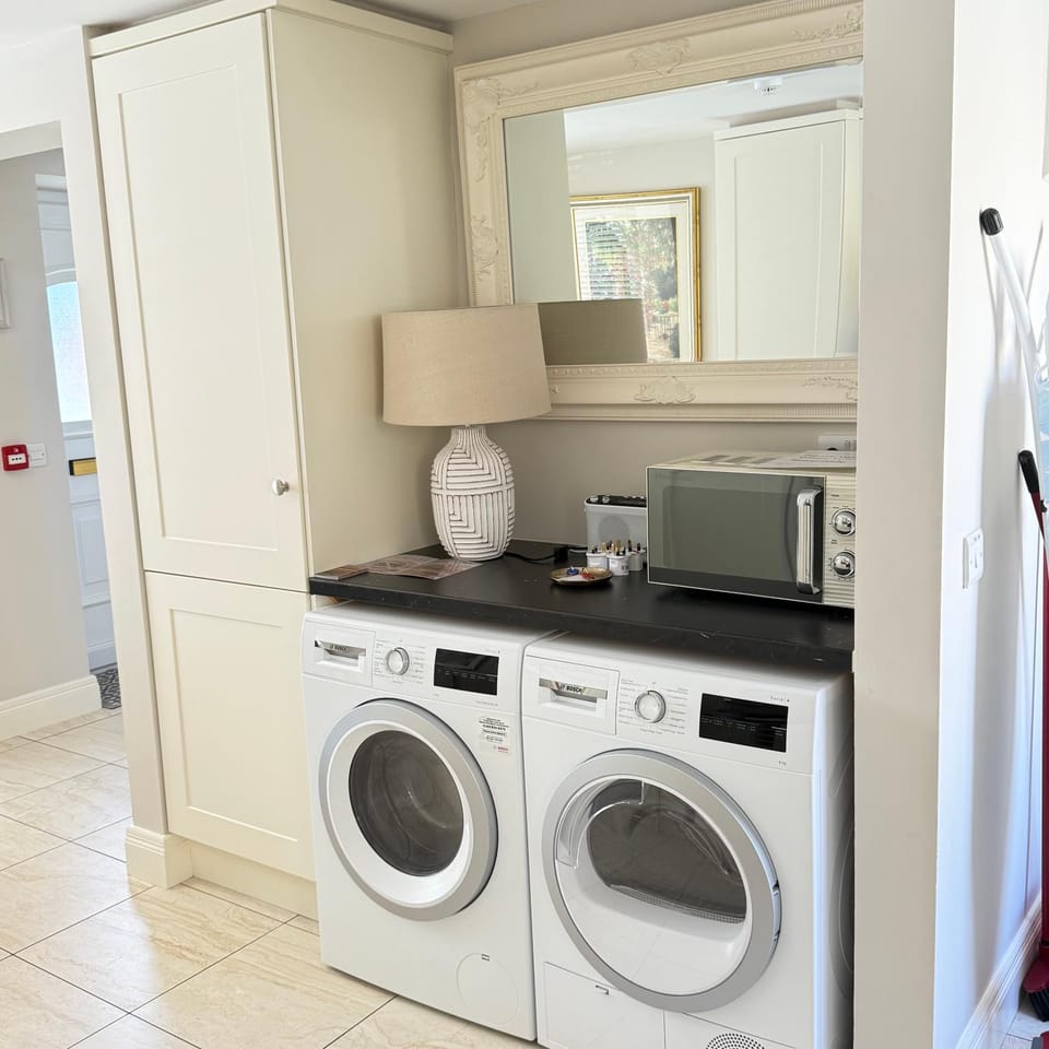 Kitchen or kitchenette, washing machine, dryer