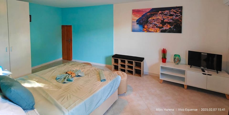 Photo of the whole room, Bedroom