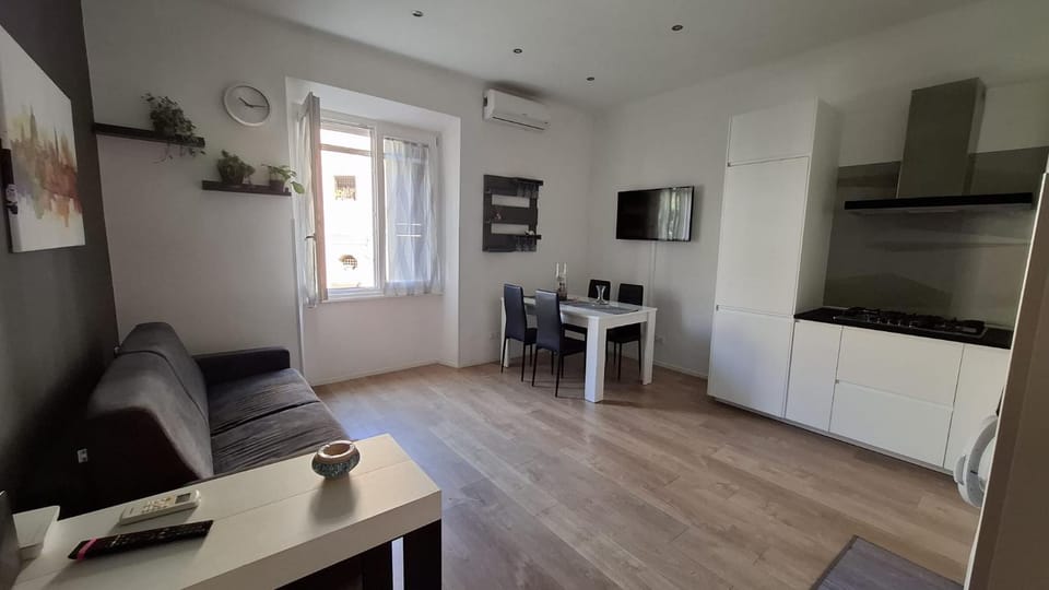 Kitchen or kitchenette, Seating area, Dining area