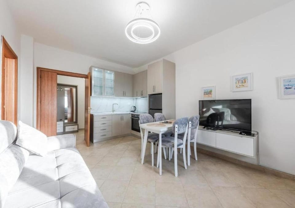 Kitchen or kitchenette, Living room, Seating area, Dining area, oven