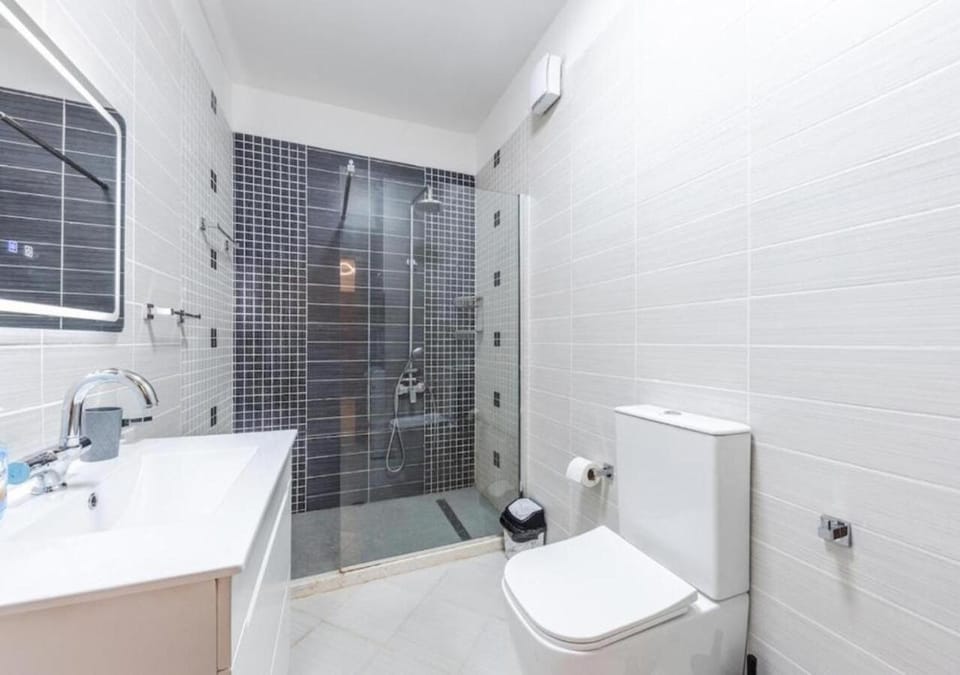 Shower, Toilet, Bathroom, Bath, towels