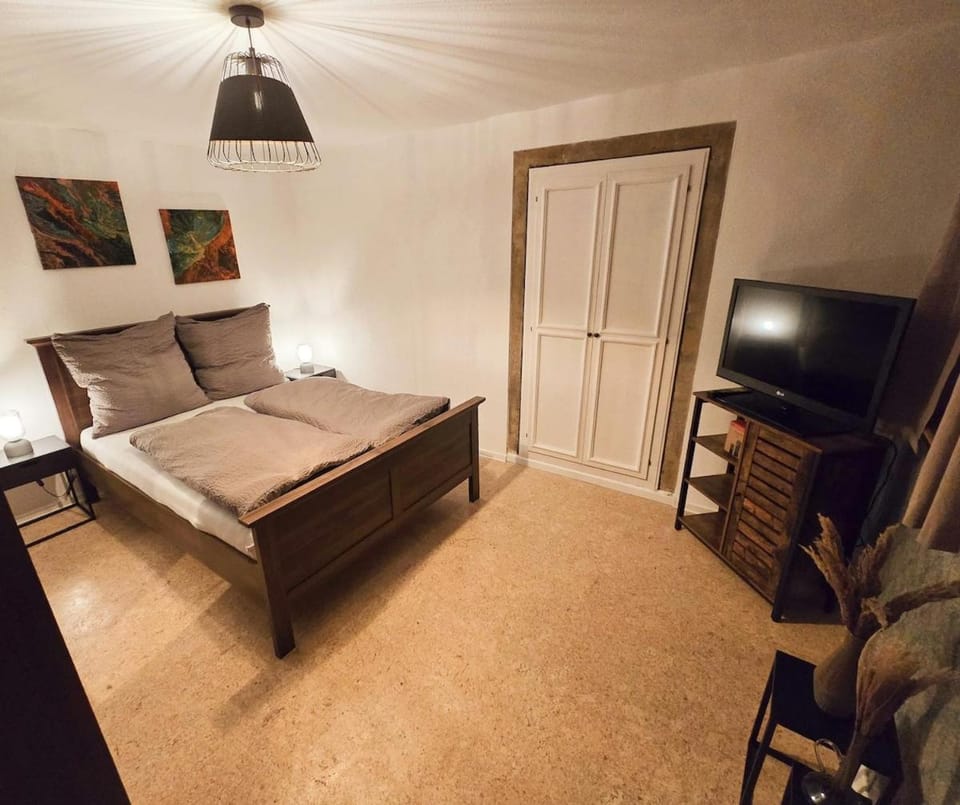 Bed, TV and multimedia, Bedroom