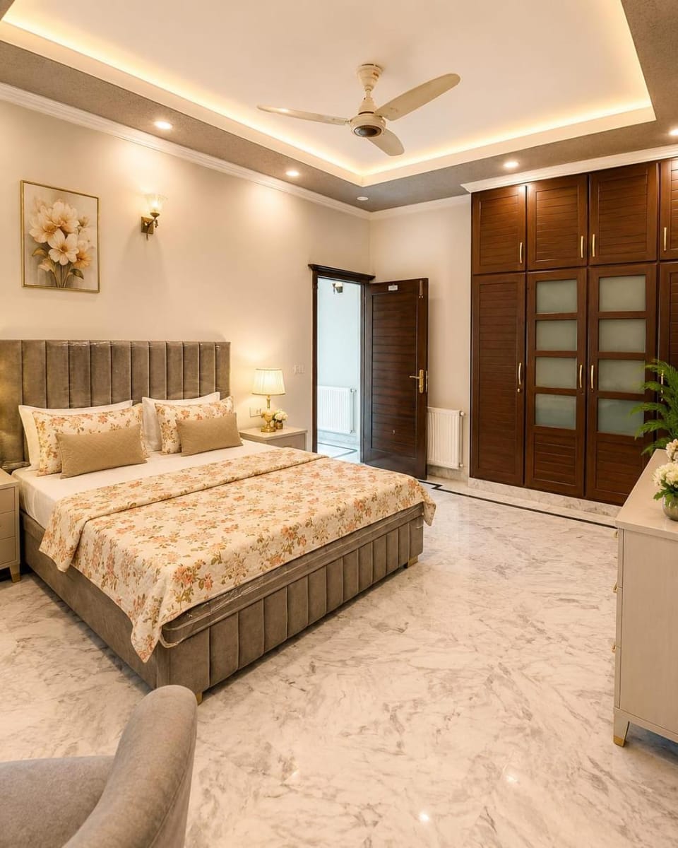 Bed, Living room, Seating area, wardrobe, air conditioner