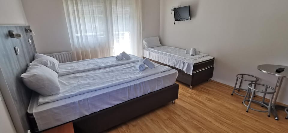 Bed, TV and multimedia, Bedroom