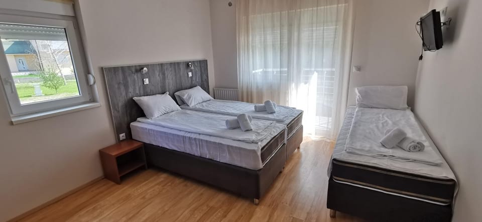 Bed, TV and multimedia, Bedroom