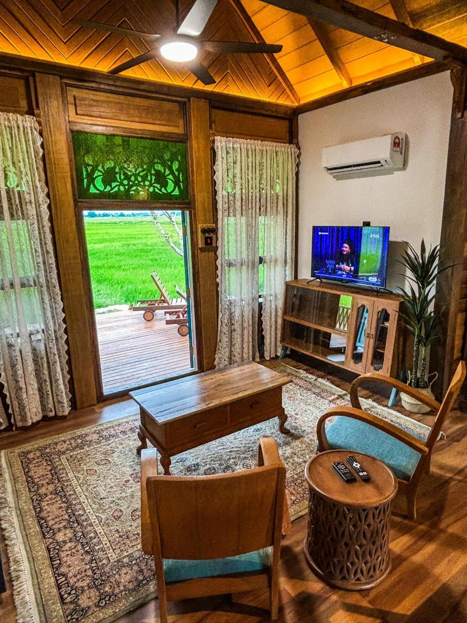 TV and multimedia, Living room, Seating area, Evening entertainment, air conditioner